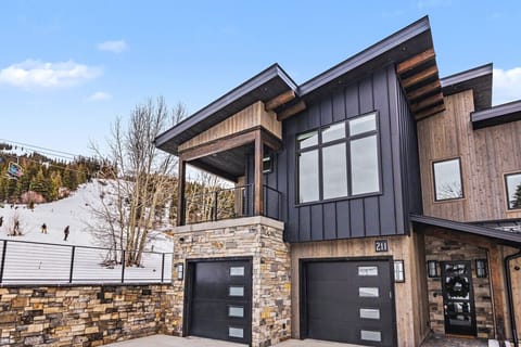 211 Moose Run Drive, Unbeatable Mountain & Ski Access