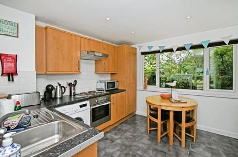 House (Atlantic Reach – Cozy 2-Bed with Pa) | Private kitchen