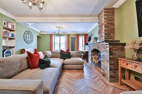 House (The Family Nest – Swansea 4 Bedroom) | Living room | TV