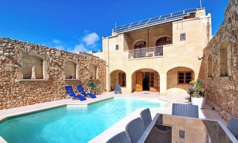 Outdoor Dining Area and Pool