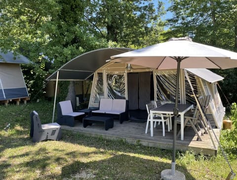 Camping Le Clou - Deluxe Lodge - front