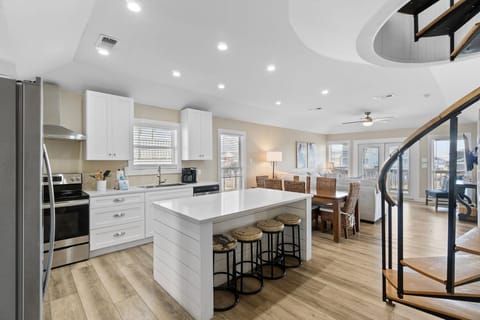 House, Multiple Beds (When Pigs Fly Up Beach House) | Private kitchen | Oven, toaster