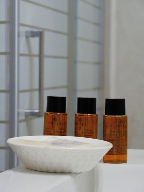 Classic Room | Bathroom | Free toiletries, hair dryer, bidet, towels