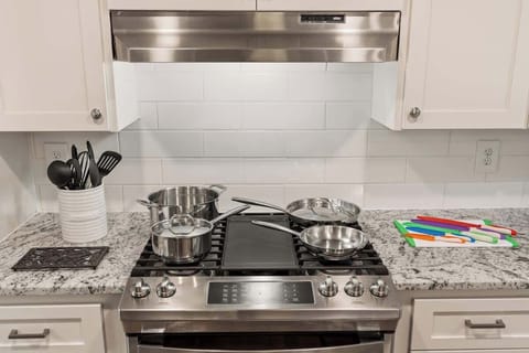 Stove, Oven & Plenty of Cooking Utensils