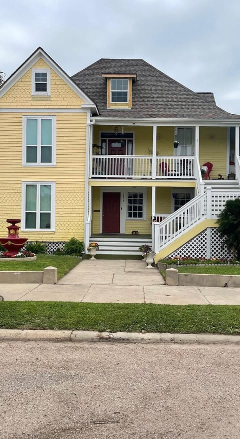 The front of the apt building. Conchshell is located on the bottom right