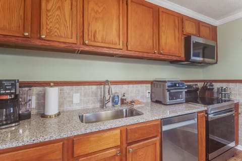 This peaceful blend of elegance and charm is found within the sleek lines and warm accents of the kitchen’s thoughtful design, ensuring every moment cooking feels special.