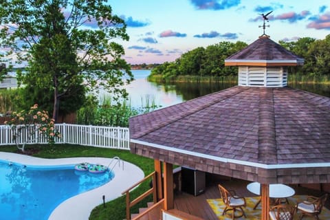 Welcome to the Lakeside Retreat  -This tranquil estate awaits!