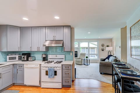 ~ PREPARE YOUR DELICIOUS MEALS IN YOUR FULLY-EQUIPPED KITCHEN! ~