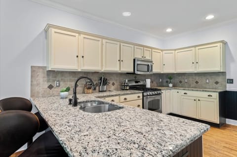 11-265 Merion Circle Kitchen 1