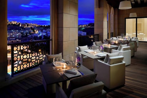 3 restaurants; breakfast, lunch, and dinner served