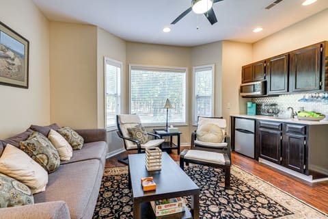 Living Room | Wet Bar w/ Mini-Fridge & Microwave | Smart TV | Free WiFi