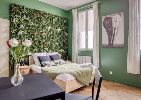 Salon avec lit double pour de douces nuits sur le thème Jungle