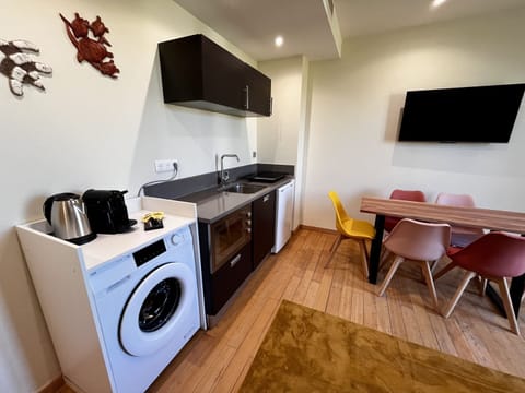 Modern and functional kitchen, ideal for remote work and business stay