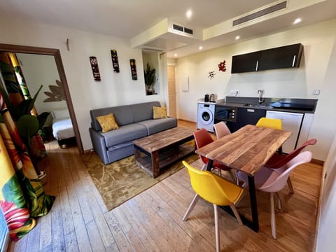 Bright dining room, tropical style, perfect for vacation and business stay