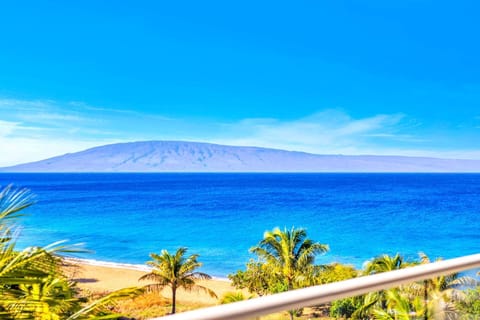 Direct ocean view from this upper-level condo delivers front-row seats to Maui’s famous horizon. HKH-504