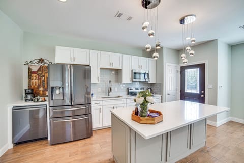 Oak Point Vacation Rental | 2BR | 1BA | 1,400 Sq Ft | 2 Steps to Enter
