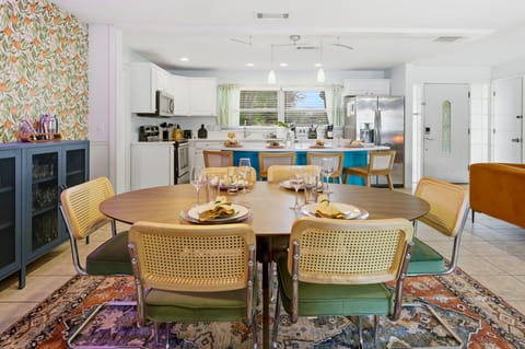 Enjoy hearty meals, holiday vibes, or spontaneous snacks in this bright and welcoming dining space designed for connection and comfort.