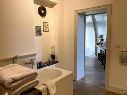 Deluxe Suite, Balcony, City View | Bathroom | Hair dryer, towels, soap, shampoo