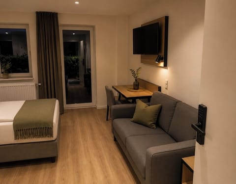 Double Room | Living area | 40-inch Smart TV with cable channels, offices