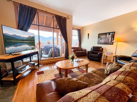 Open plan living at its best. Full kitchen, gas fireplace, large smart TV, comfy seating.