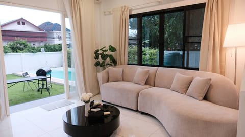 House, 6 Bedrooms, Smoking, Private Pool | Living room | Video-game console, books
