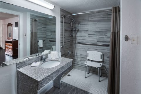 Deluxe Suite, 1 King Bed, Accessible, Non Smoking | Bathroom | Combined shower/tub, towels