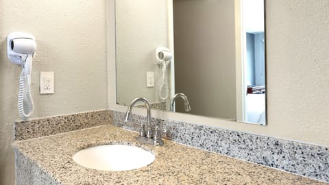 Combined shower/tub, free toiletries, hair dryer, towels