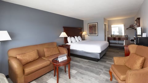 Room, 1 King Bed, Non Smoking | Premium bedding, blackout drapes, soundproofing, iron/ironing board