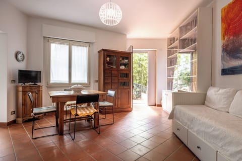 Apartment, Garden View | Living area | 32-inch flat-screen TV with cable channels