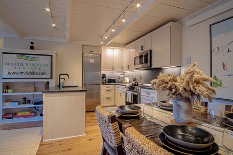 Condo, 2 Queen Beds, Patio, Mountain View (Atelier Alpine) | Private kitchen