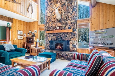 House, Multiple Beds, Patio, Mountain View (104 Juniper-Elkhorn) | Living area | 42-inch flat-screen TV with digital channels