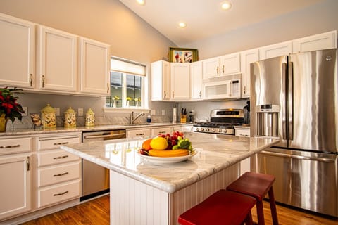 House, Multiple Beds, Patio, Mountain View (Eastridge Escape - PET-FRIENDLY!) | Private kitchen | Dining tables