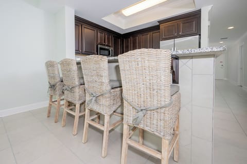 Sip your morning coffee at the breakfast bar and get ready for a beach day in this stylish space