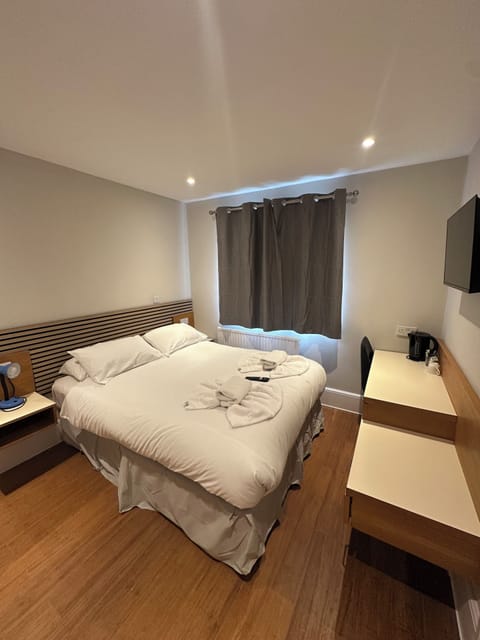Deluxe Double Room | Desk, soundproofing, iron/ironing board, bed sheets