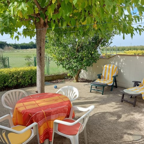 Enclosed private garden with direct access to nature. With sun loungers and dining table.