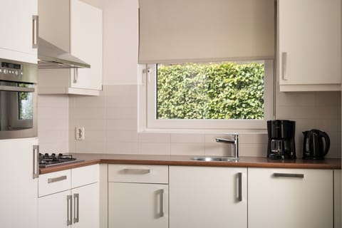 Classic House, Partial Lake View | Private kitchen | Fridge, microwave, stovetop, dishwasher