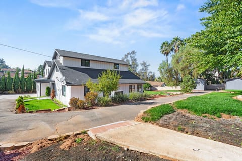 Beautiful modern home with great curb appeal