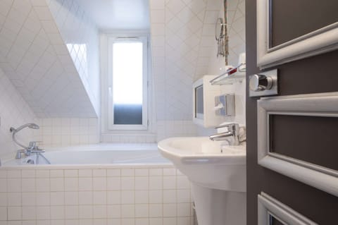 Rainfall showerhead, free toiletries, hair dryer, towels