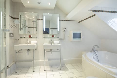 Superior Twin Room | Bathroom | Rainfall showerhead, free toiletries, hair dryer, towels