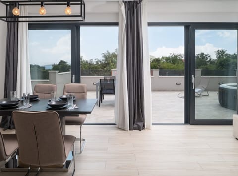 Apartment (Apartment Infinity with Hot Tub) | Dining room