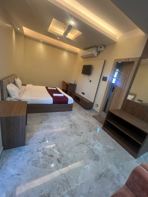 Economy Double or Twin Room | Iron/ironing board, free WiFi