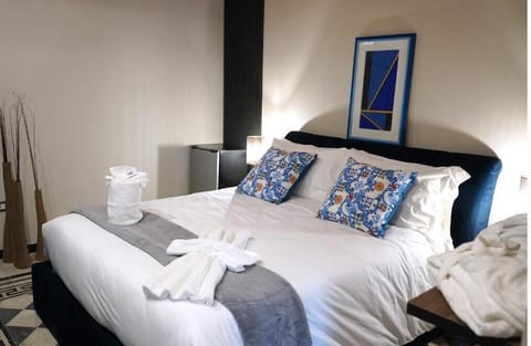 In-room safe, blackout drapes, soundproofing