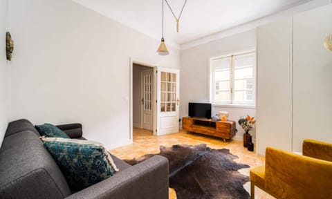 Classic Apartment, City View | Living area | 32-inch LCD TV with cable channels