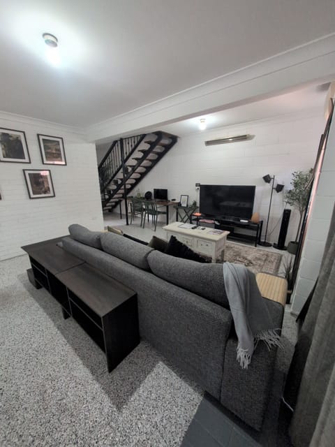 Large living space, all new furniture, Limitless Fast Internet,