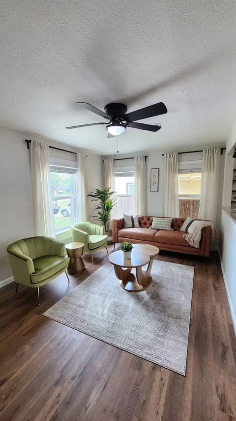 Stylish and relaxing living  roomwith TV