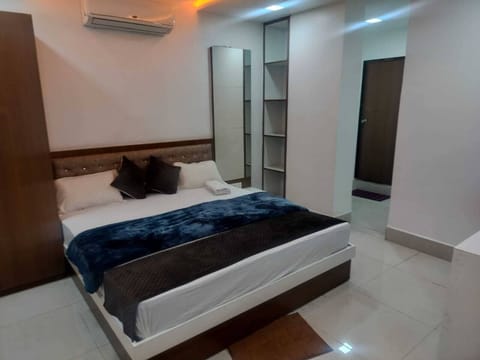 Deluxe Double Room, 1 Bedroom, Smoking, City View | Premium bedding, down comforters, desk, laptop workspace