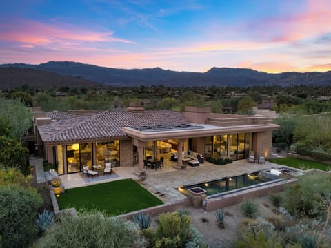 Experience the unparalleled indoor-outdoor lifestyle with an infinity view of the Coachella Valley mountains.