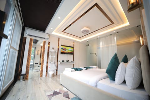 Suite, 1 Bedroom, Balcony, City View | Minibar, desk, laptop workspace, blackout drapes