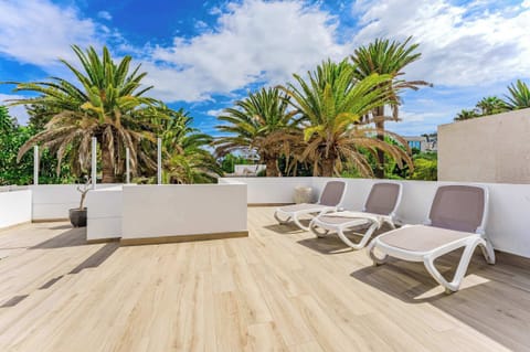Palm-Fringed Rooftop Terrace with Sun Loungers – Your Private Open-Air Solarium for Sunbathing and Relaxing