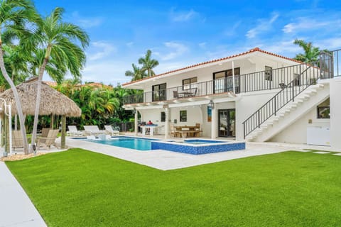 Private resort vibes. Unwind by the pool, grill lunch under the tiki hut, and soak in pure Florida Keys sunshine.